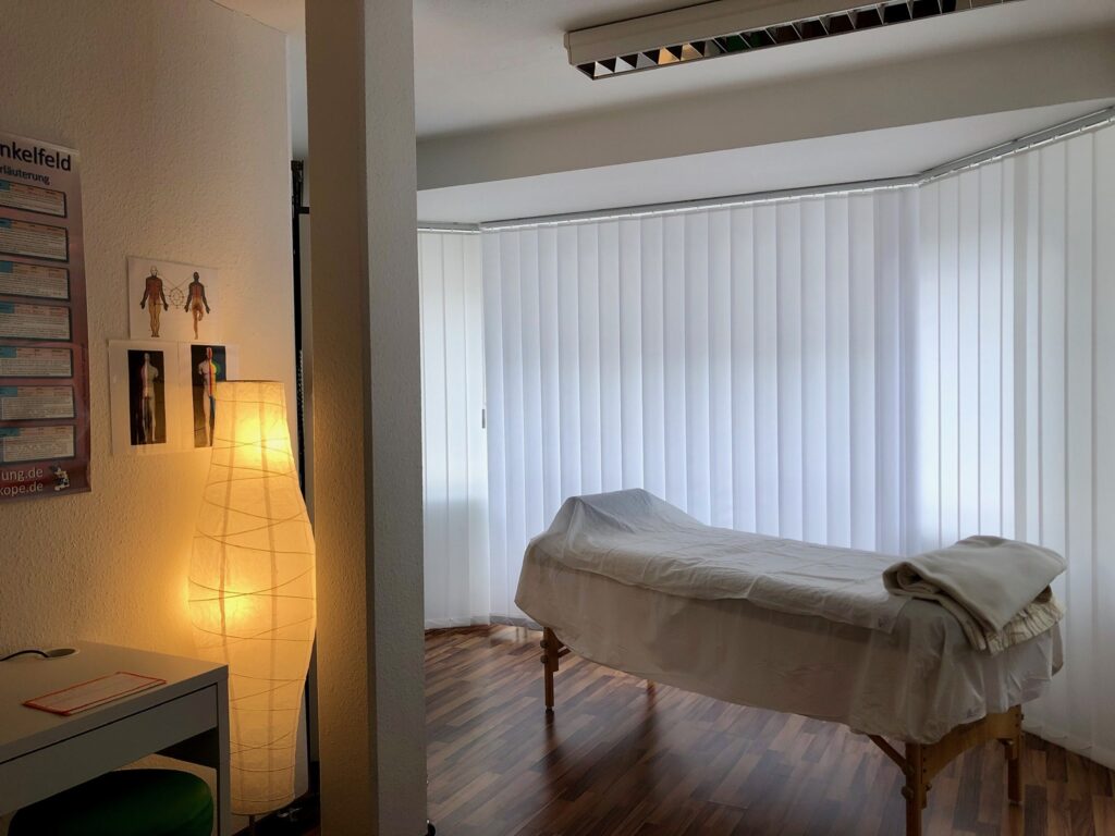 Behandlungsraum in der Praxis von Amélie Haas in Köln