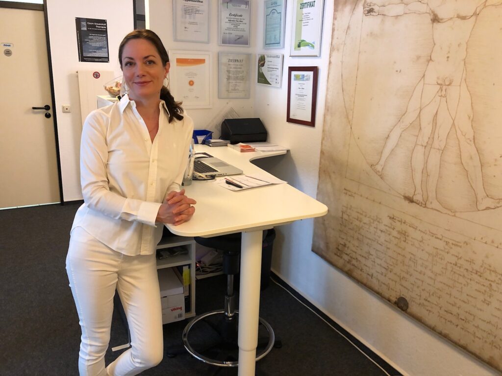 Heilpraktikerin Amélie Haas in ihrer Praxis in Köln