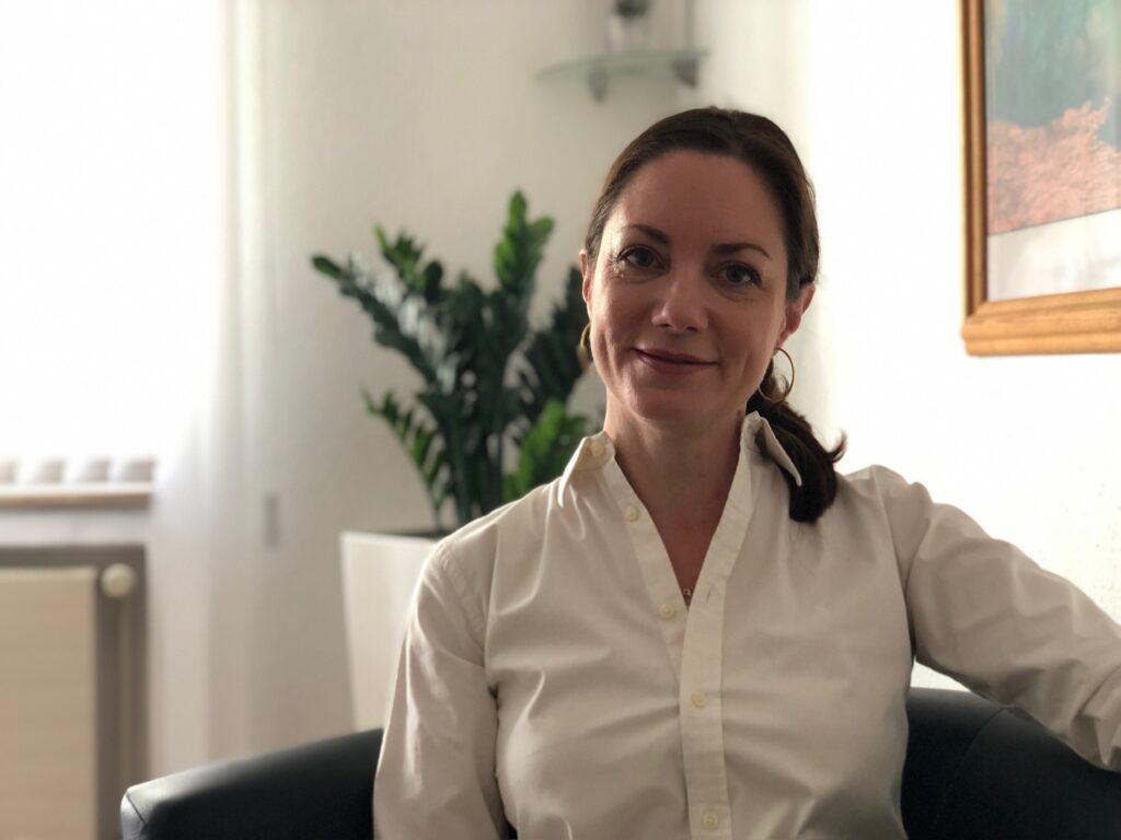 Heilpraktikerin Amélie Haas in ihrer Kölner Praxis